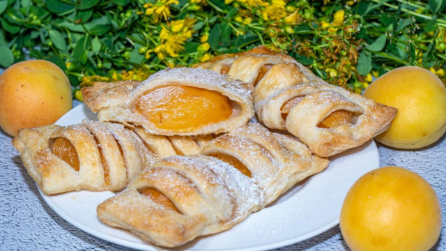 Puff pastry sugar puffs with apricots