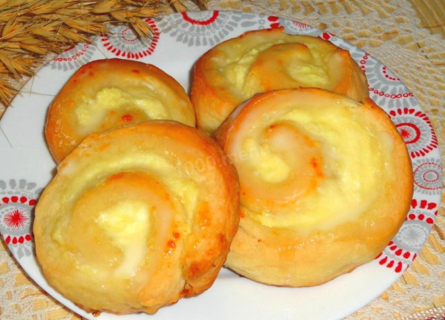 Spiral buns with cinnamon and cottage cheese