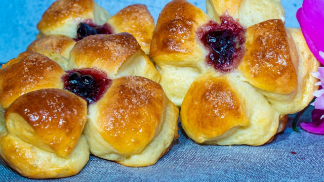 Cottage cheese muffins with cherry filling and vanilla