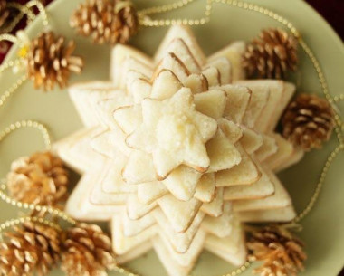 Prefabricated Christmas tree cake made of shortbread cakes