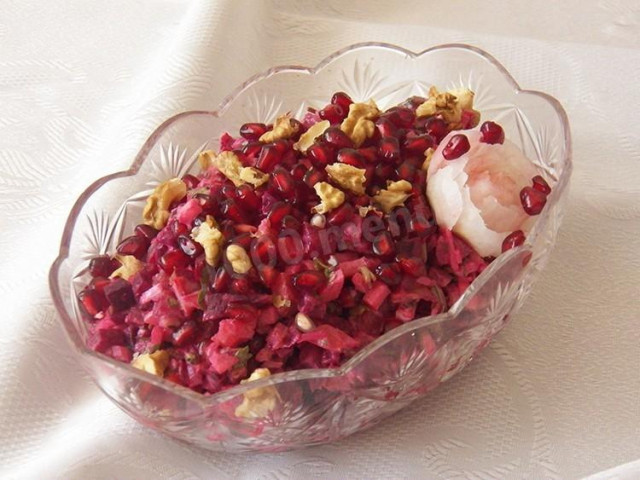 Beetroot salad with pomegranate and garlic