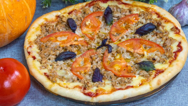 Minced beef pizza, cheese and tomatoes