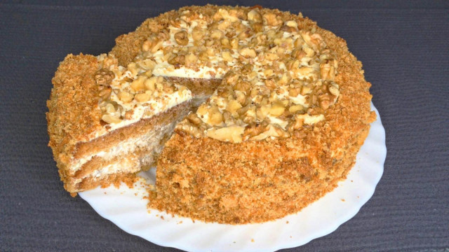 Honey sponge cake with walnuts