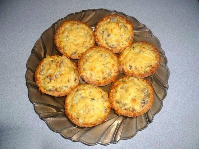 Tartlets with julienne in a soft cheese