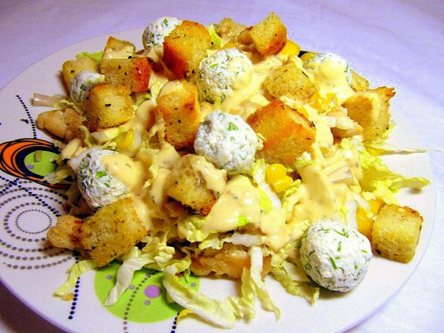 Jealous salad with crackers, Peking cabbage, chicken