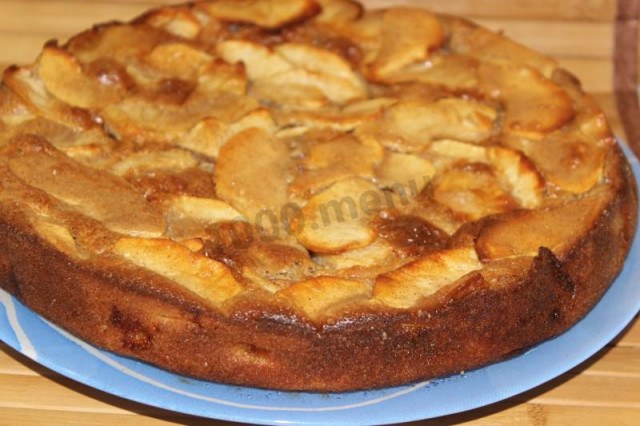 Aspic pie with milk with cinnamon and apples