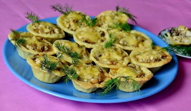 Cottage cheese tartlets with dried mushrooms and chicken