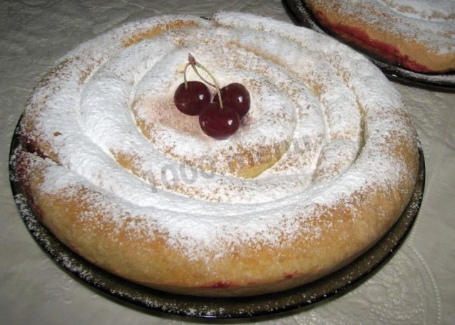 Snail pie made of kefir cherry dough