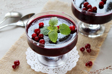 Berry jelly with gelatin from frozen berries