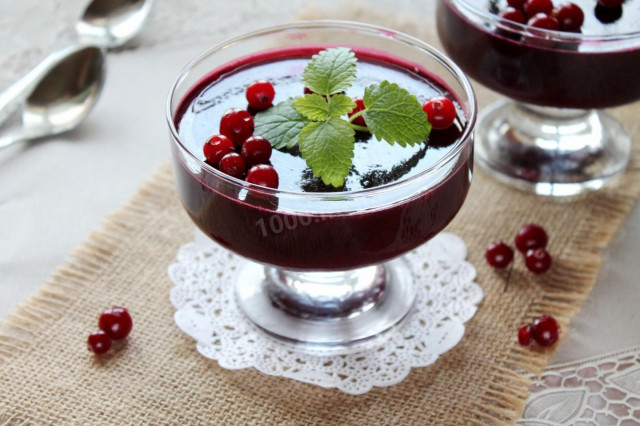 Berry jelly with gelatin from frozen berries