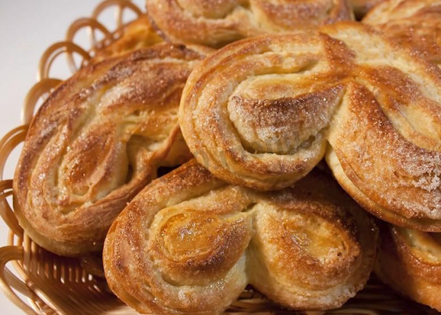 Baked buns with yeast