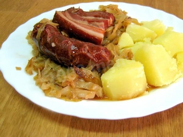 Cabbage with ham and bacon in pots