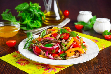 Warm salad with beef, bell pepper and vegetables