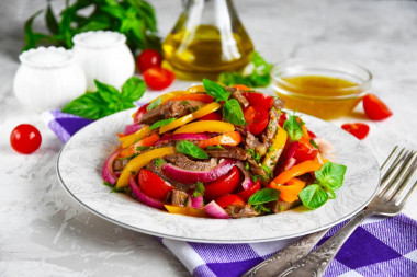 Warm salad with beef, bell pepper and vegetables