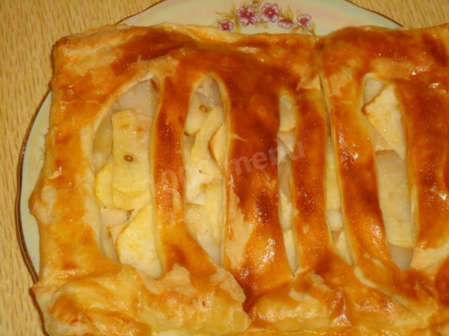 Apple pie made of ready-made puff pastry