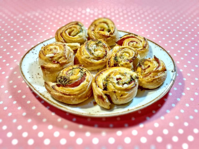 Puff pastry rolls with ham, dill and cheese