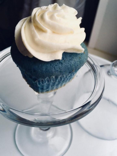 Vanilla sky muffins with blue tea