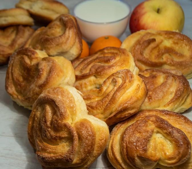 Sweet rolls made of yeast dough on kefir and milk