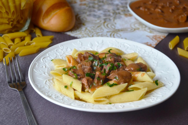 Pasta with meat and gravy