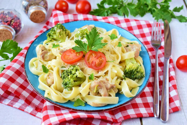 Pasta with broccoli in cream sauce with chicken