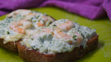 Light sandwiches with cheese and shrimp