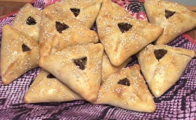 Triangular beef pies on kefir