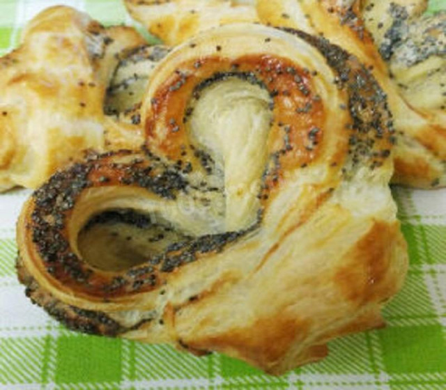 Buns Hearts with poppy seeds and sugar