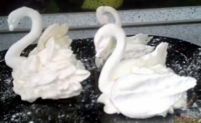 Meringue cakes Swans