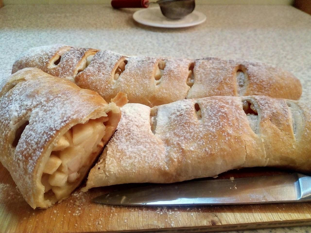 Apple strudel made from purchased puff pastry test