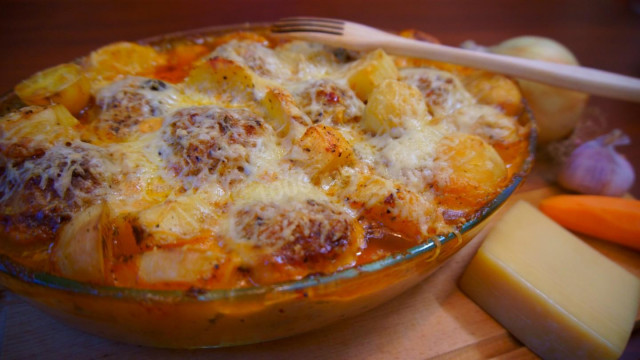 Juicy meatballs with potatoes and cheese
