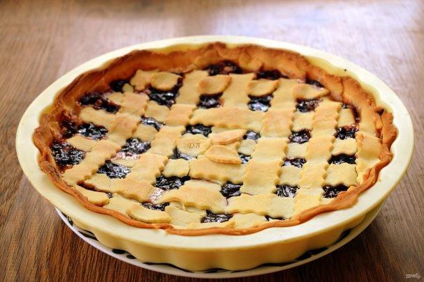 Pie with cottage cheese and crostata jam