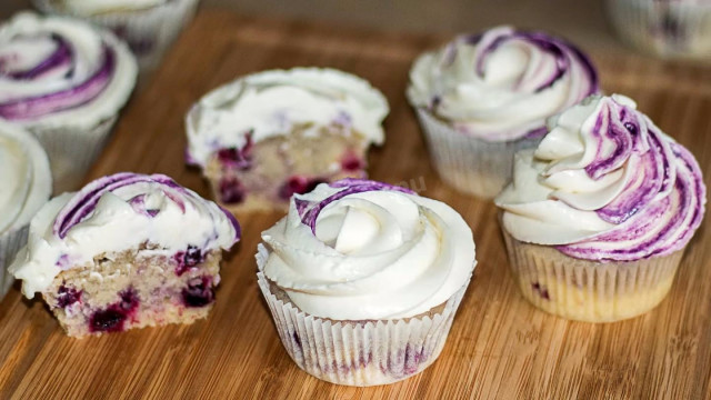 Cupcakes with black currant and lavender