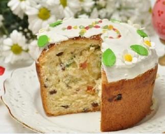 Cake with raisins and candied fruits