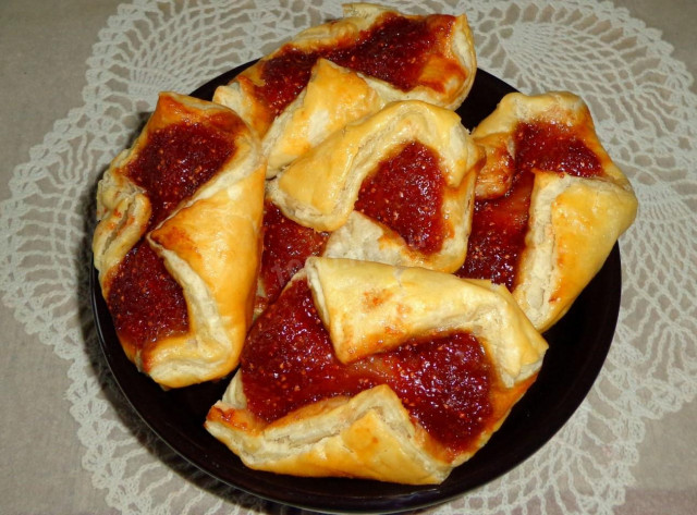 Raspberry jam puffs from ready-made puff pastry
