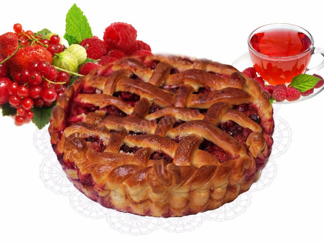 Pie with frozen berries from yeast dough