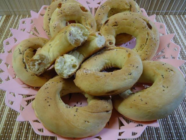 Homemade bagels with raisins