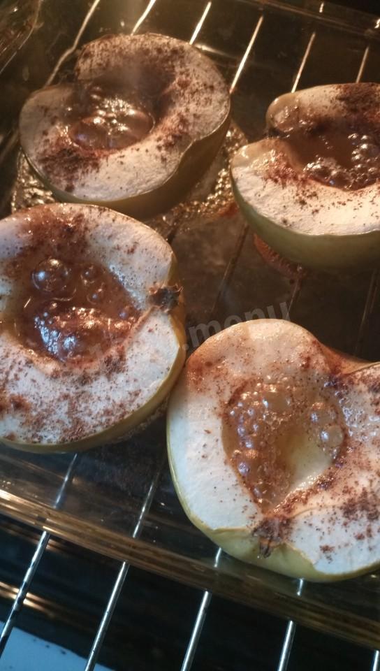 Baked apples with cinnamon and honey
