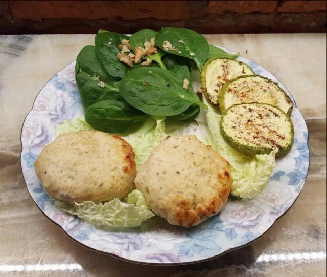 Diet cutlets of minced chicken and cottage cheese