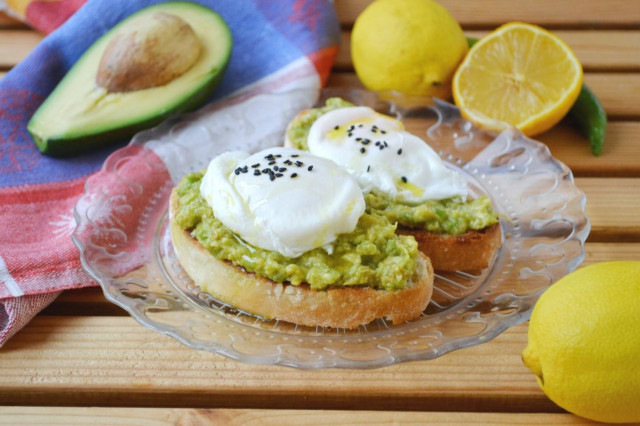 Sandwich with poached egg and avocado