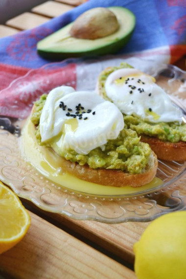 Sandwich with poached egg and avocado