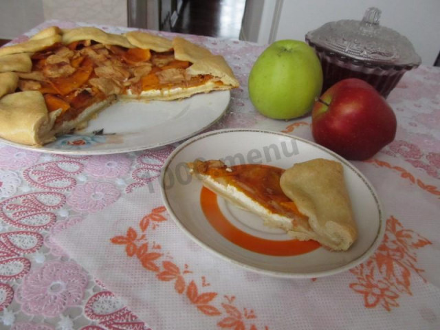 Pumpkin biscuit with cottage cheese and apples