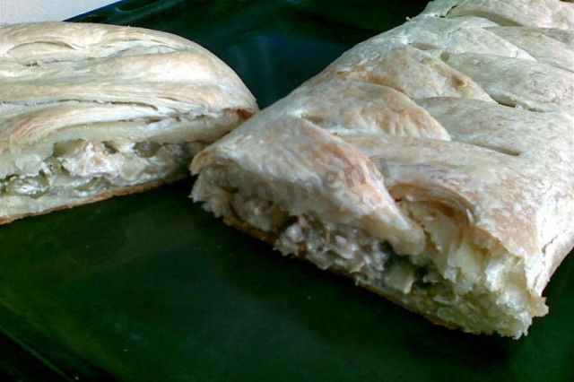Puff pastry with cheese and chicken