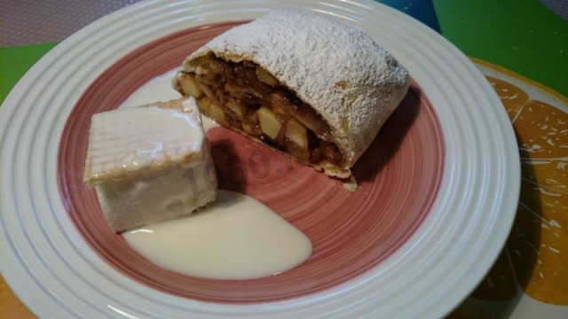 Apple strudel from ready-made puff pastry