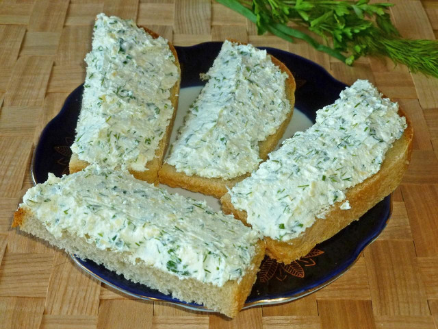 Cottage cheese paste with greens for sandwiches