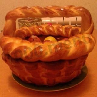Woven Easter basket made of yeast dough