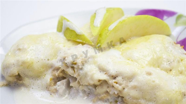 Pike perch fillet in cream with apple