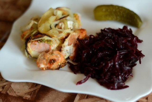 Baked salmon with grated beetroot a la Farigul