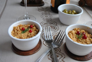 Crumble with fish with white sauce