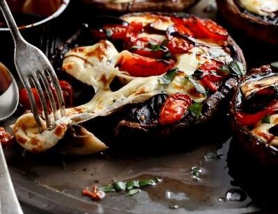 Mushrooms with tomatoes and garlic oil
