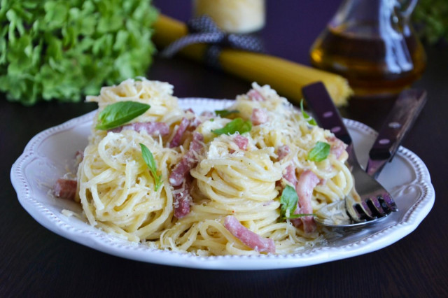 Pasta with ham and cheese
